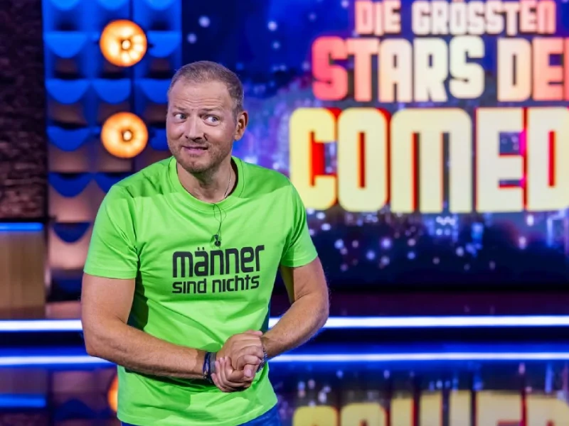 TV-Moderatorin lacht während einer Sendung