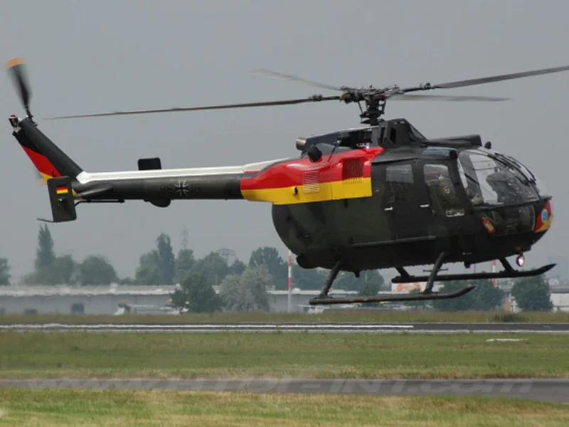 Hubschrauber über der Küste